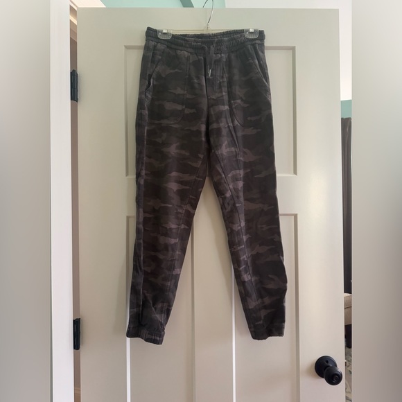 Woman’s Athleta army fatigue size 6 joggers
Gently worn - Picture 2 of 3